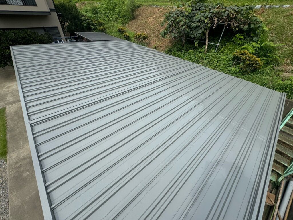 屋根上塗り<br />
（計3回塗り、完了）